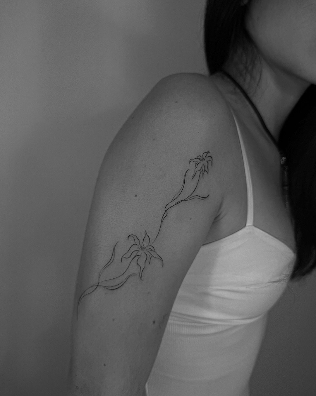 Tatuaje de flor en brazo, línea fina Sinkply Madrid