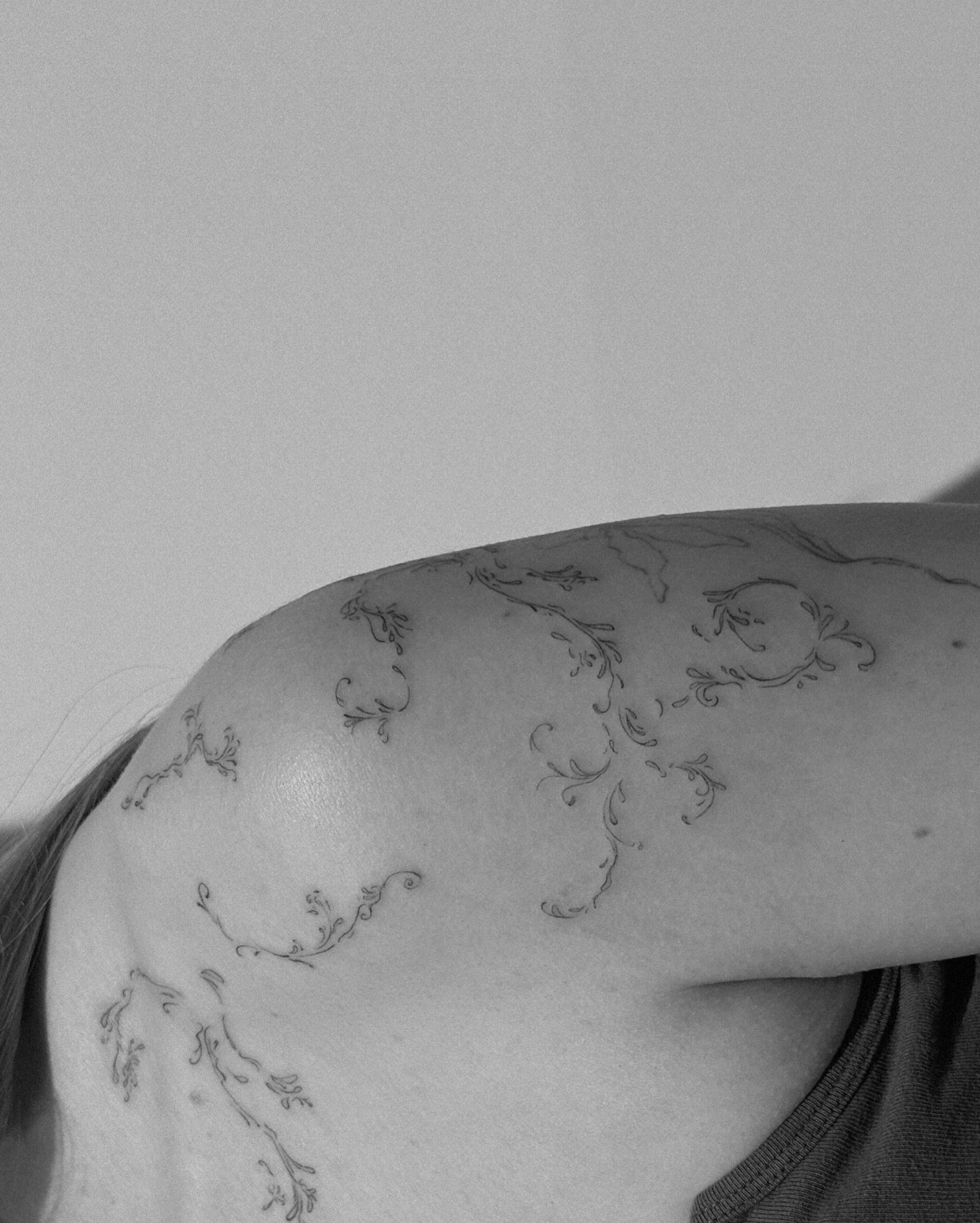 Tatuaje de flor en brazo, línea fina Sinkply Madrid