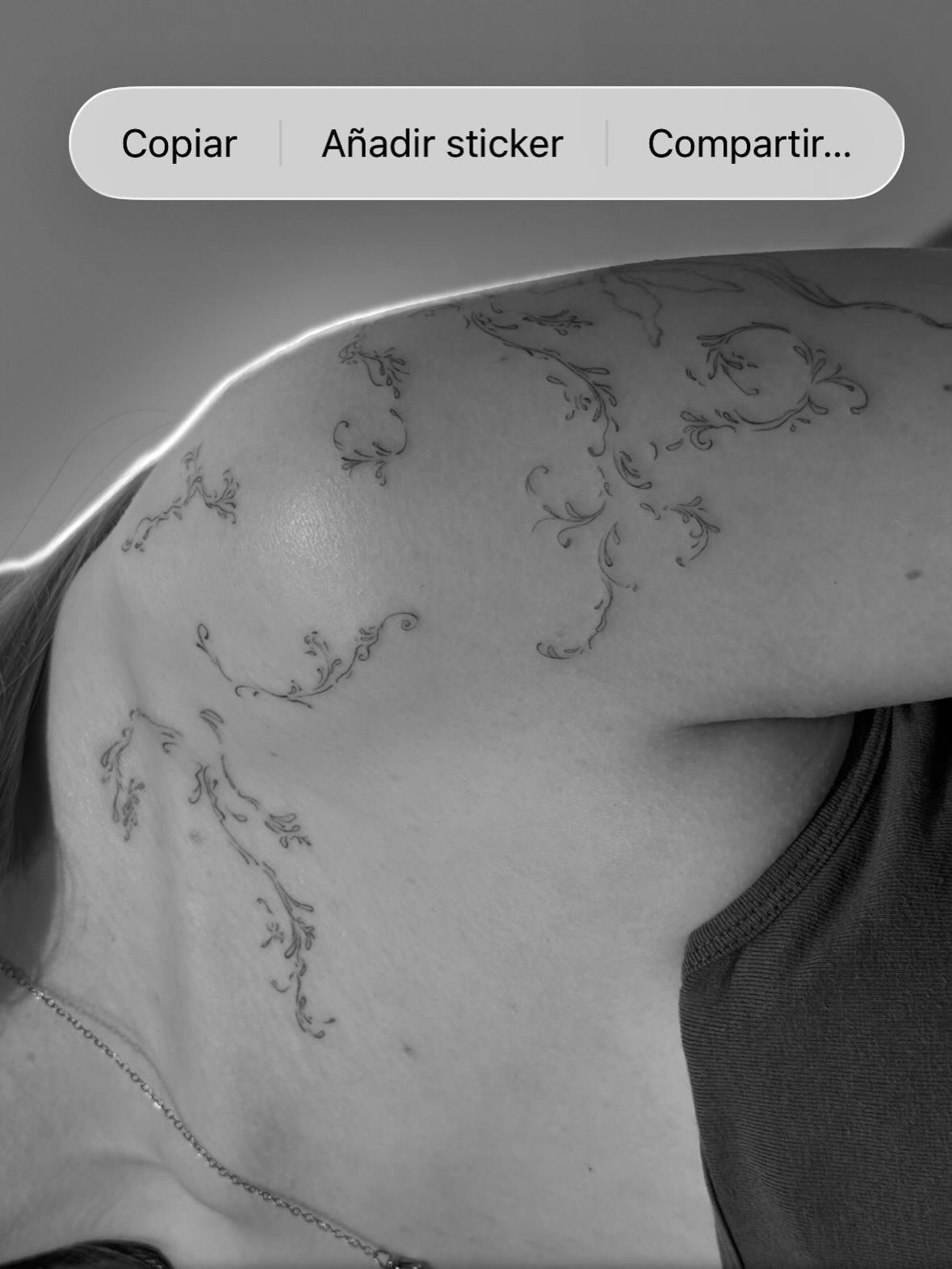 Tatuaje de flor en brazo, línea fina Sinkply Madrid