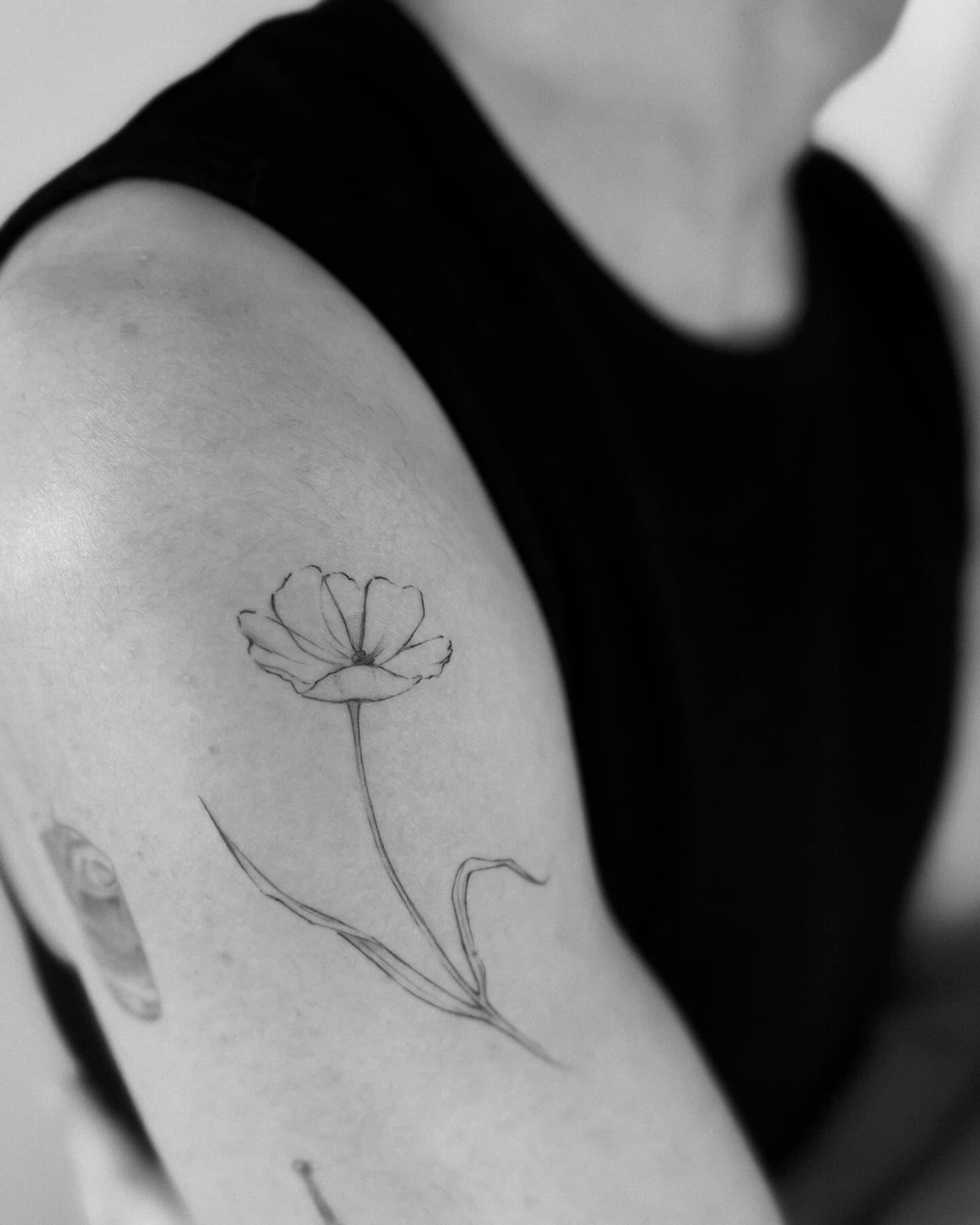 Tatuaje de flor en brazo, línea fina Sinkply Madrid
