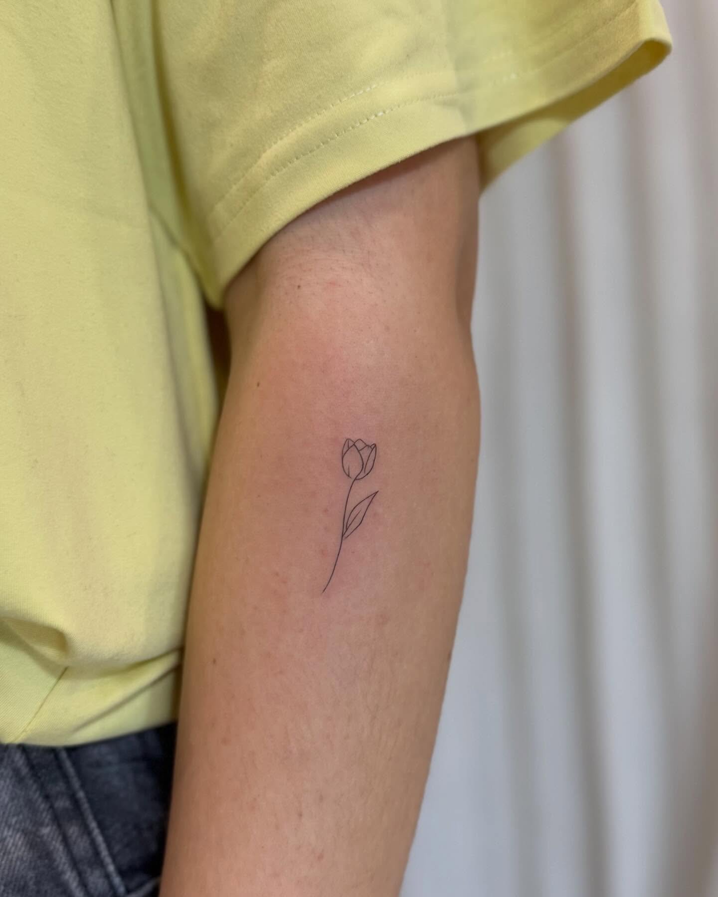 Tatuaje de flor en brazo, línea fina Sinkply Madrid