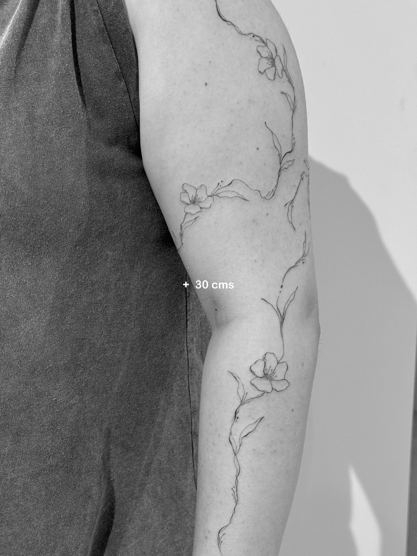 Tatuaje de flor en brazo, línea fina Sinkply Madrid