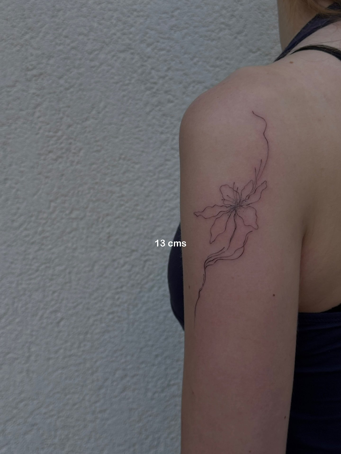 Tatuaje de flor en brazo, línea fina Sinkply Madrid