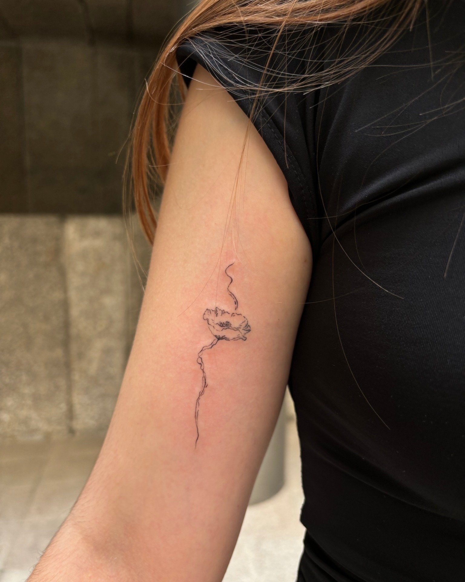 Tatuaje de flor en brazo, línea fina Sinkply Madrid
