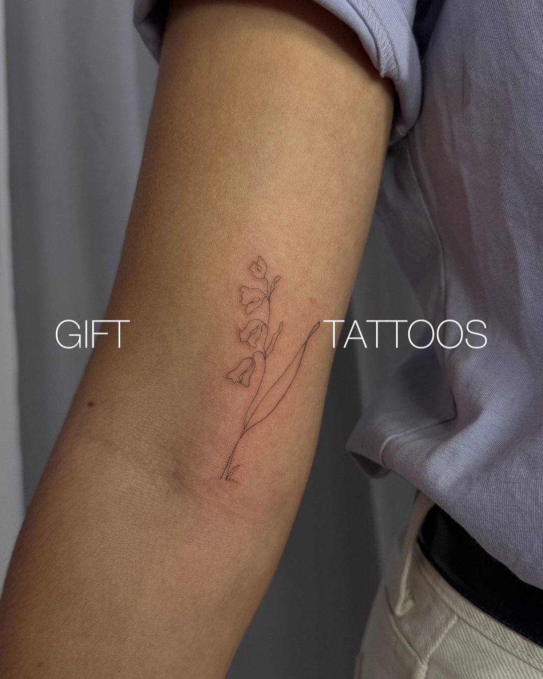 Tatuaje de flor en brazo, línea fina Sinkply Madrid