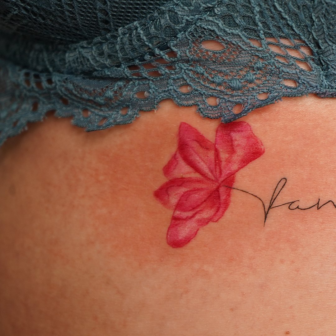 Tatuaje de flor en clavicula, línea fina Sinkply Madrid