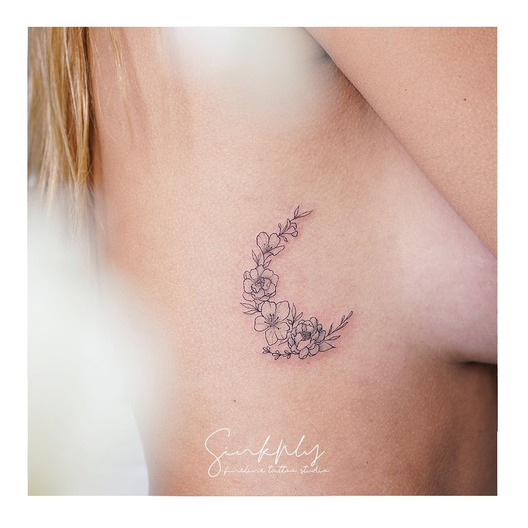 Tatuaje de flor en clavicula, línea fina Sinkply Madrid
