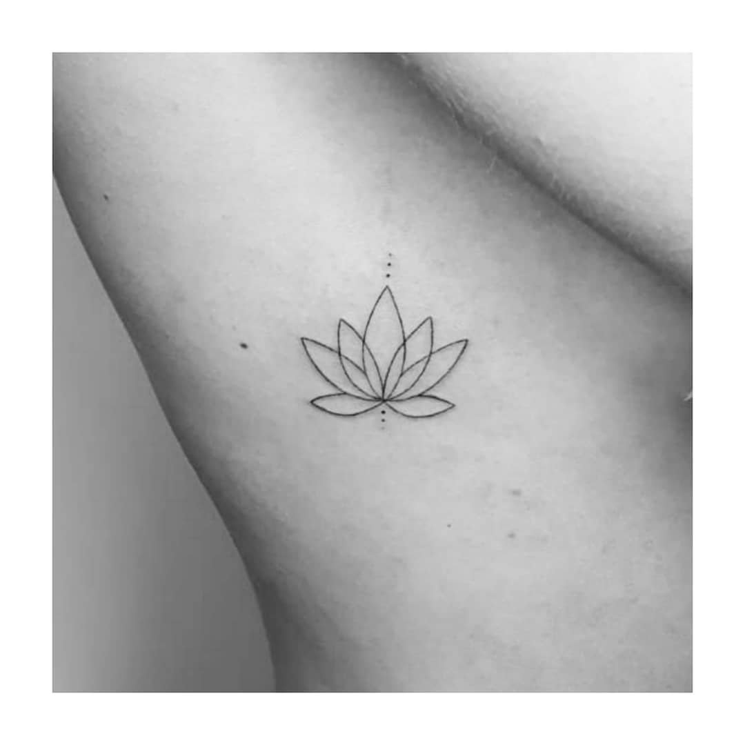 Tatuaje de flor en costilla, línea fina Sinkply Madrid