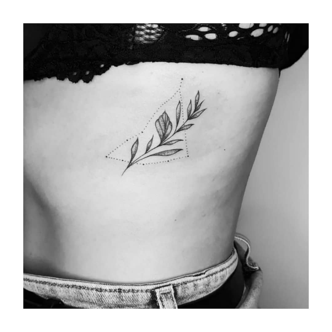 Tatuaje de flor en costilla, línea fina Sinkply Madrid