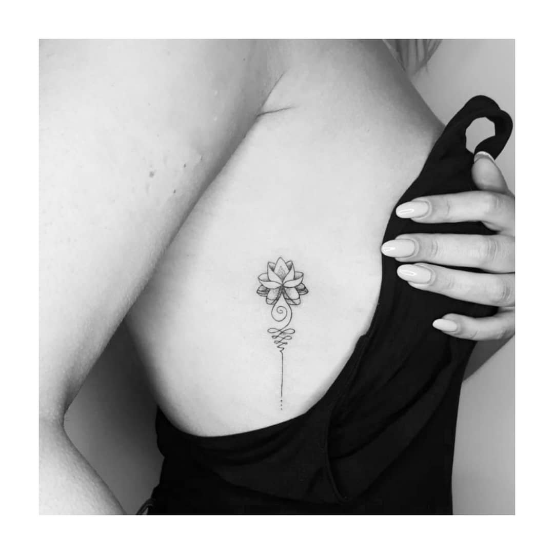 Tatuaje de flor en costilla, línea fina Sinkply Madrid