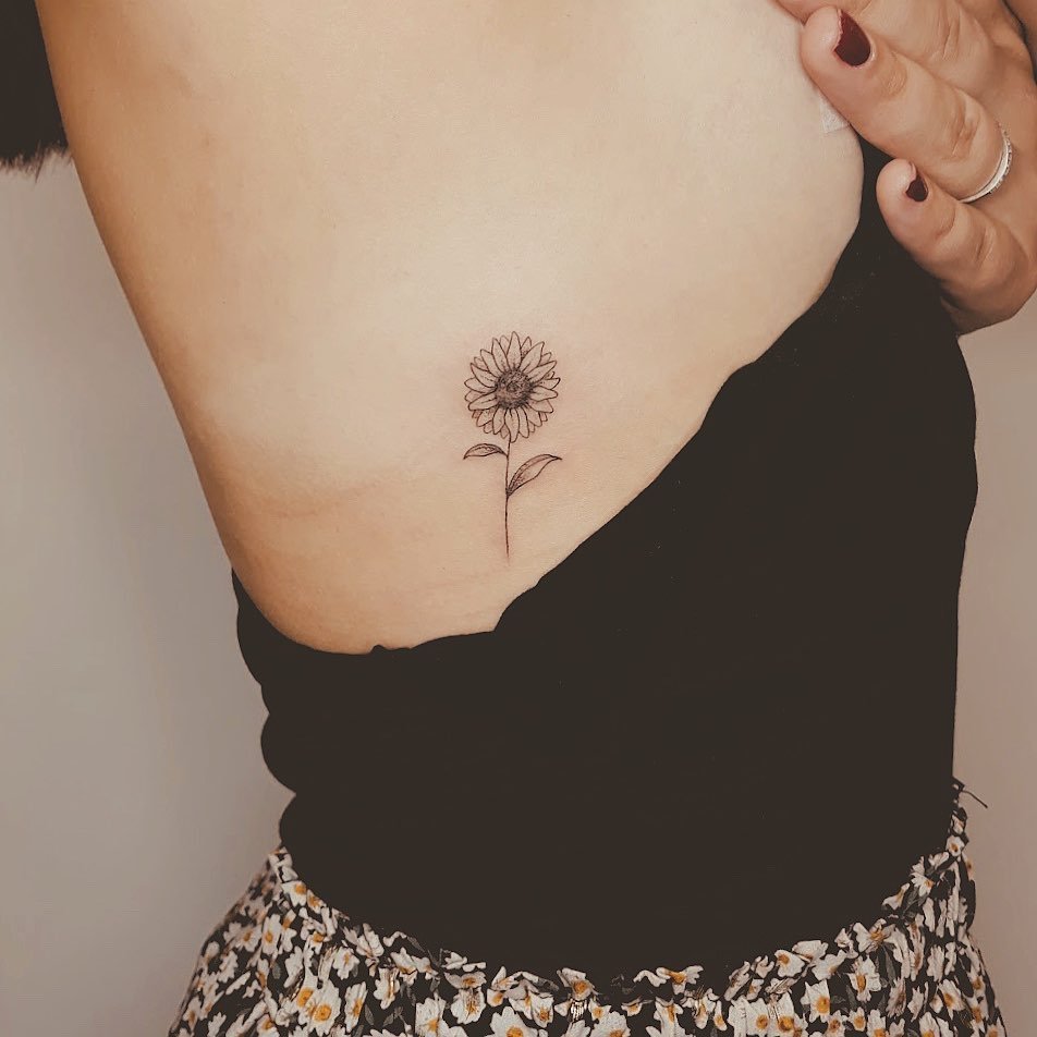 Tatuaje de flor en costilla, línea fina Sinkply Madrid