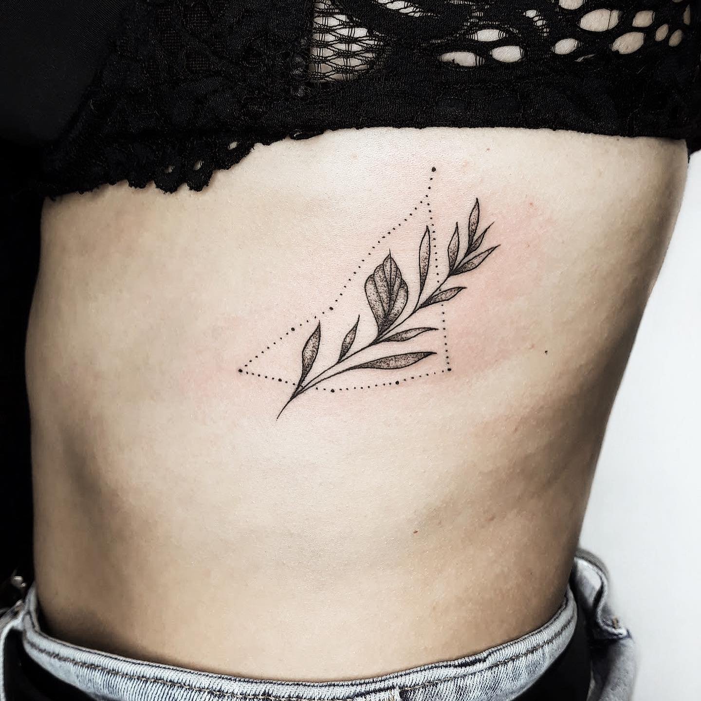 Tatuaje de flor en costilla, línea fina Sinkply Madrid