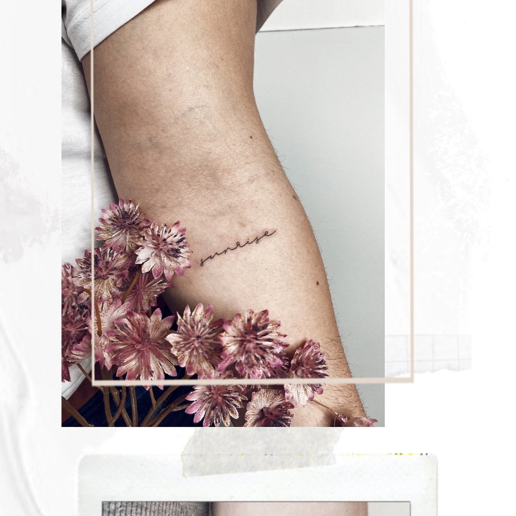 Tatuaje de flor en costilla, línea fina Sinkply Madrid