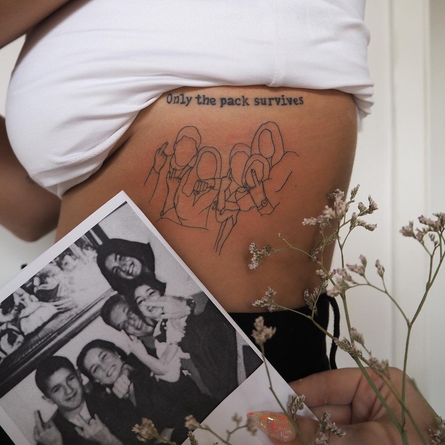 Tatuaje de flor en costilla, línea fina Sinkply Madrid