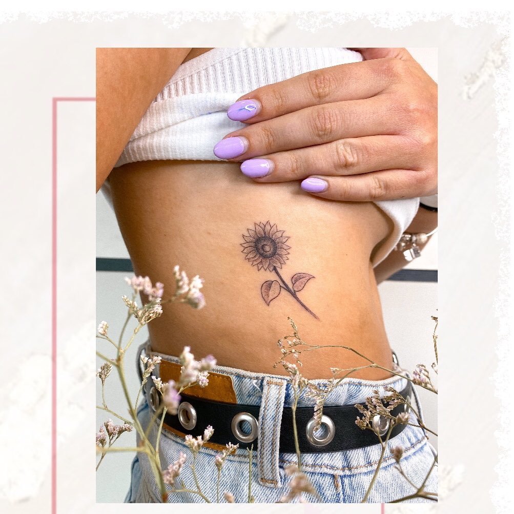 Tatuaje de flor en costilla, línea fina Sinkply Madrid