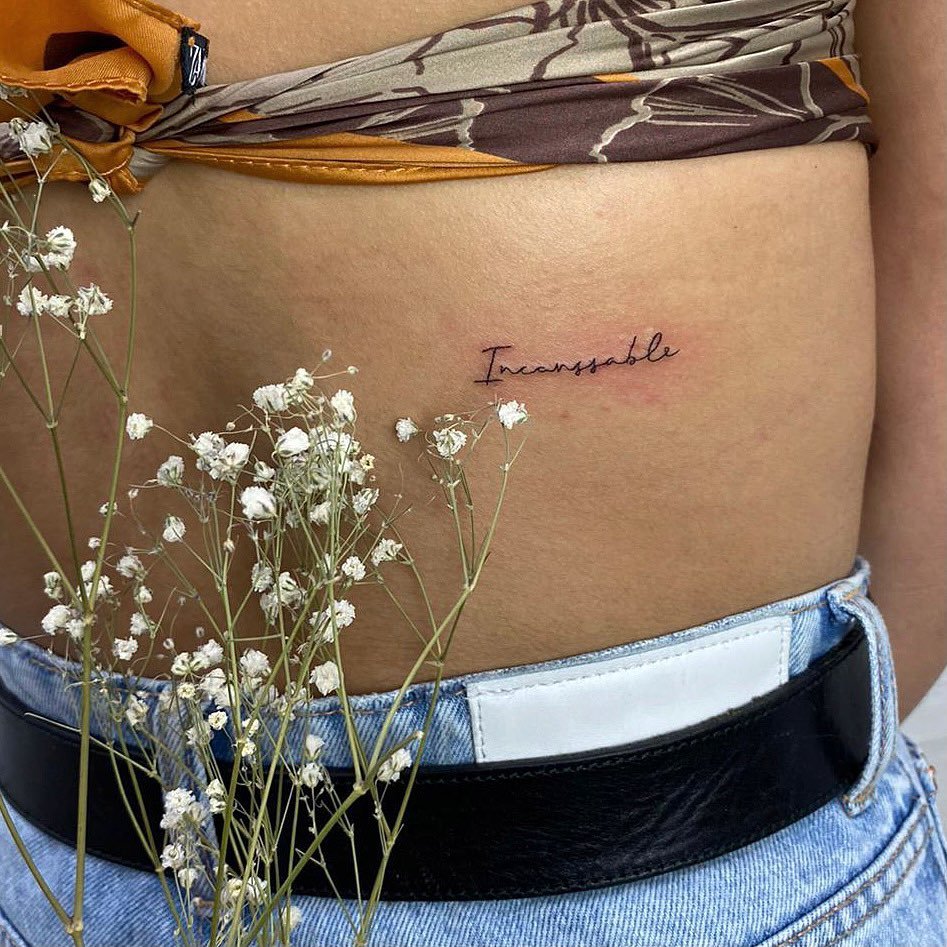Tatuaje de flor en costilla, línea fina Sinkply Madrid