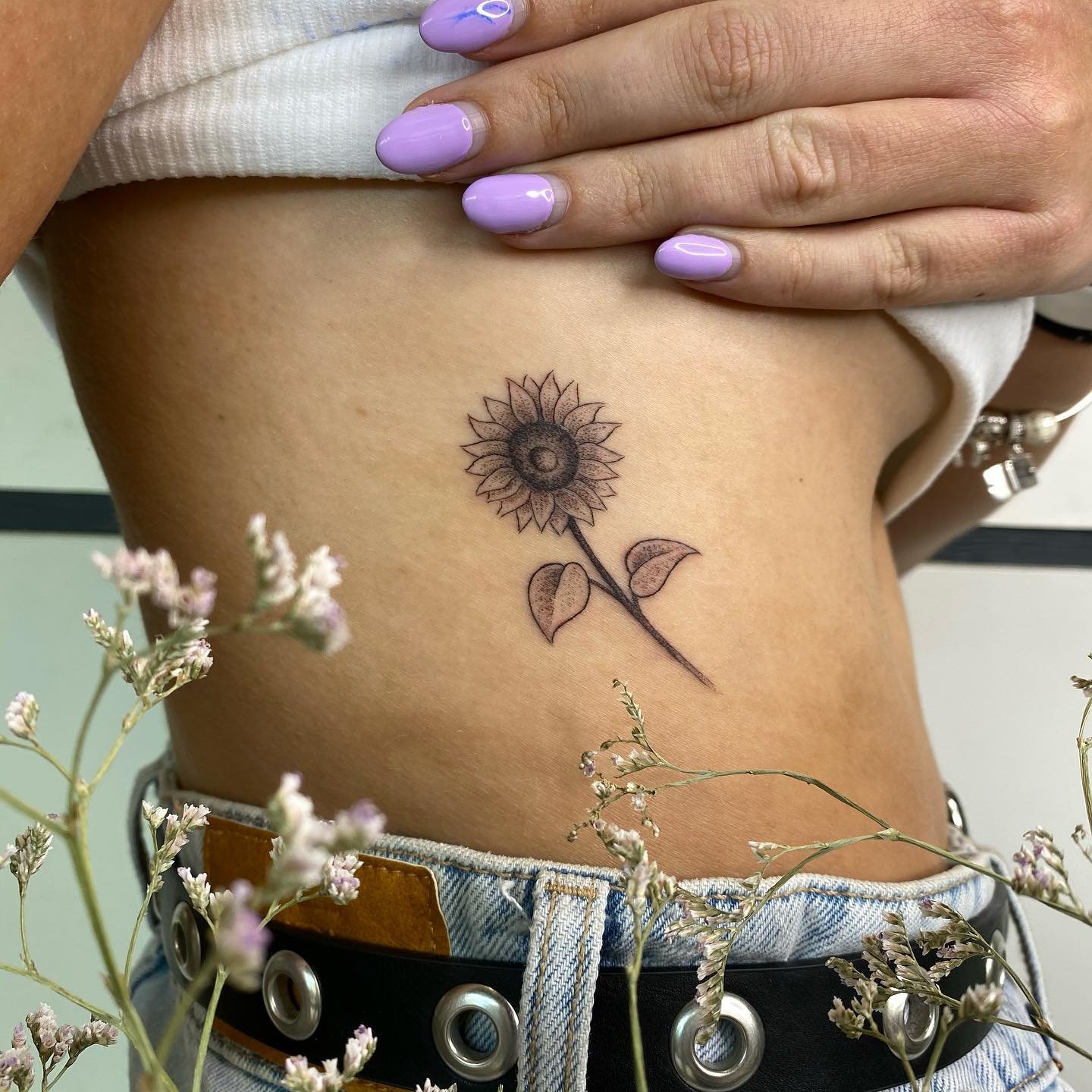 Tatuaje de flor en costilla, línea fina Sinkply Madrid
