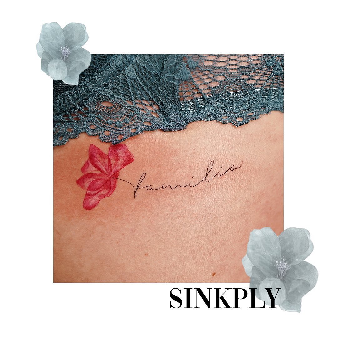 Tatuaje de flor en costilla, línea fina Sinkply Madrid