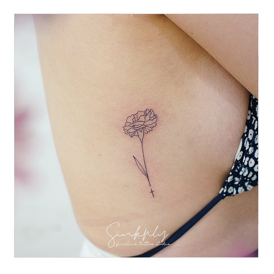 Tatuaje de flor en costilla, línea fina Sinkply Madrid