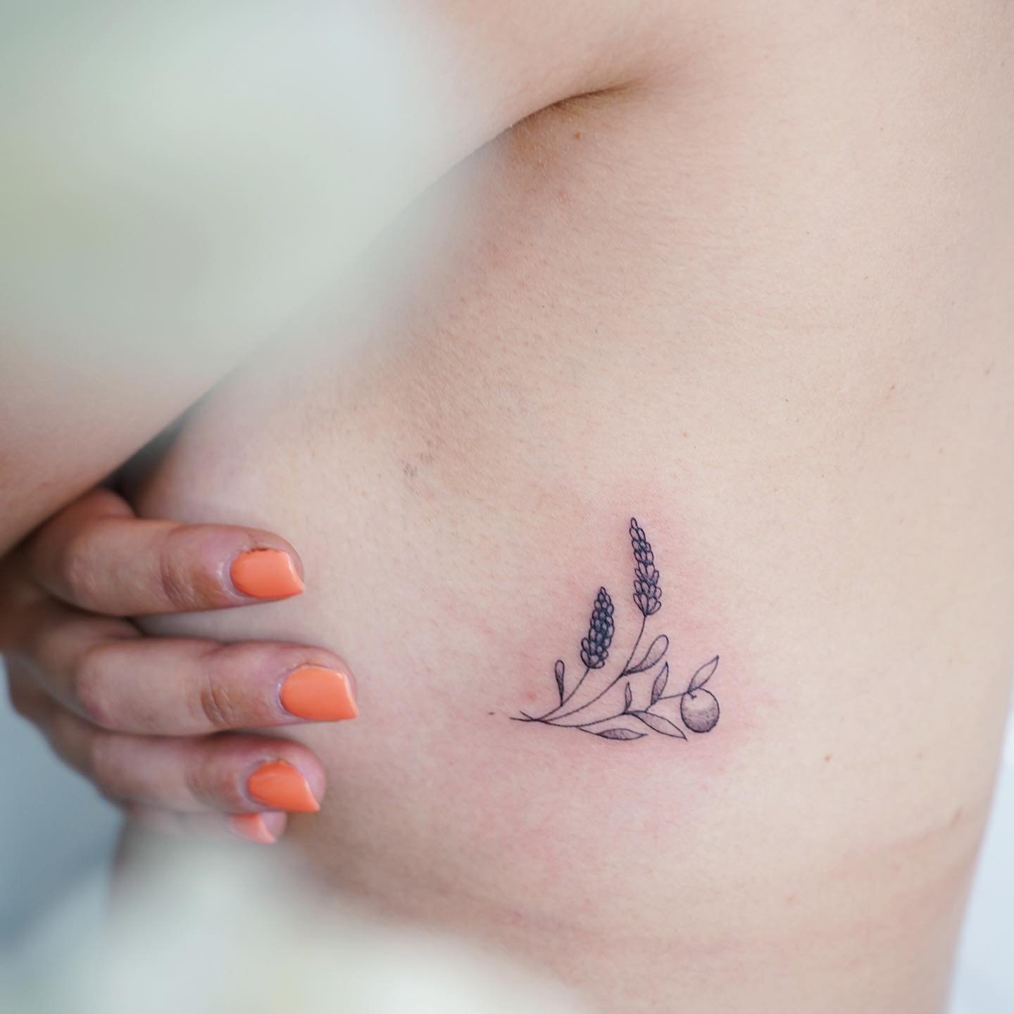 Tatuaje de flor en costilla, línea fina Sinkply Madrid