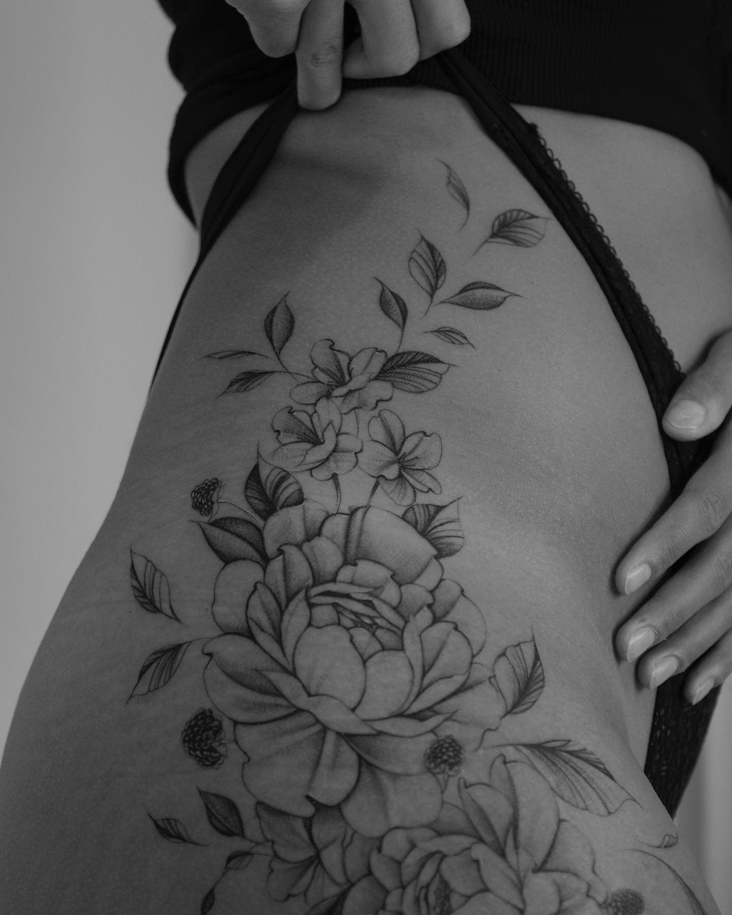 Tatuaje de flor en costilla, línea fina Sinkply Madrid