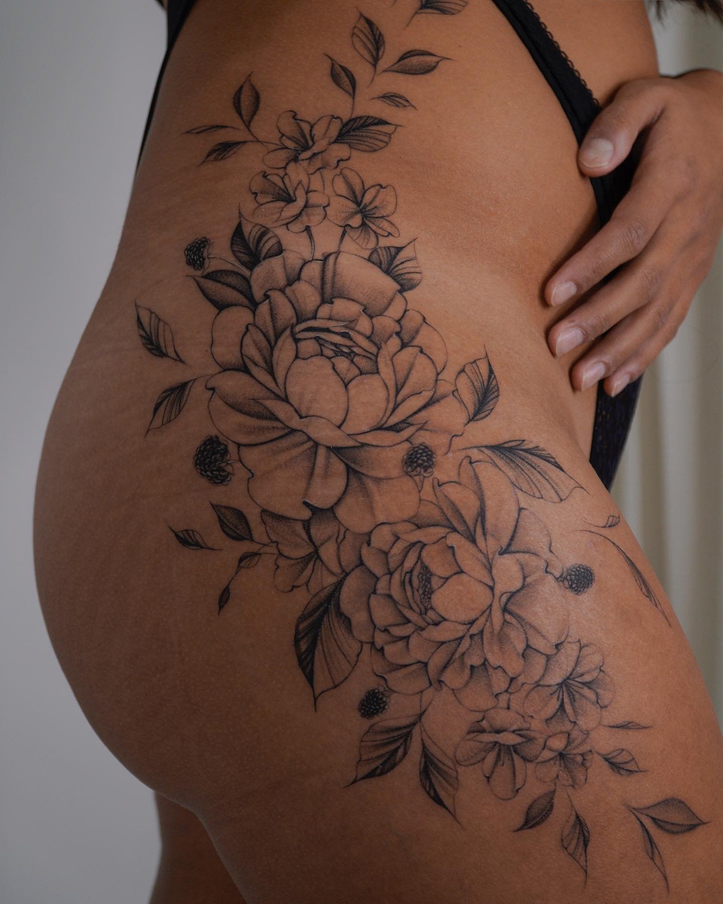 Tatuaje de flor en costilla, línea fina Sinkply Madrid