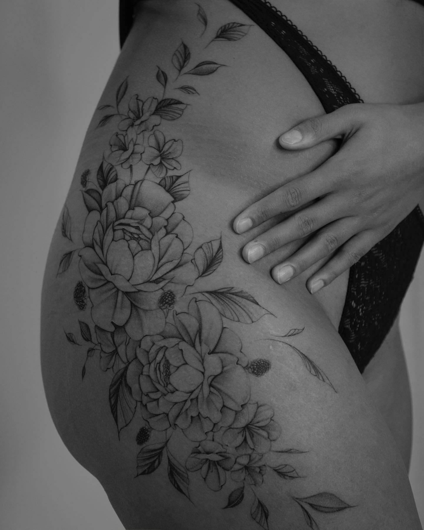 Tatuaje de flor en costilla, línea fina Sinkply Madrid