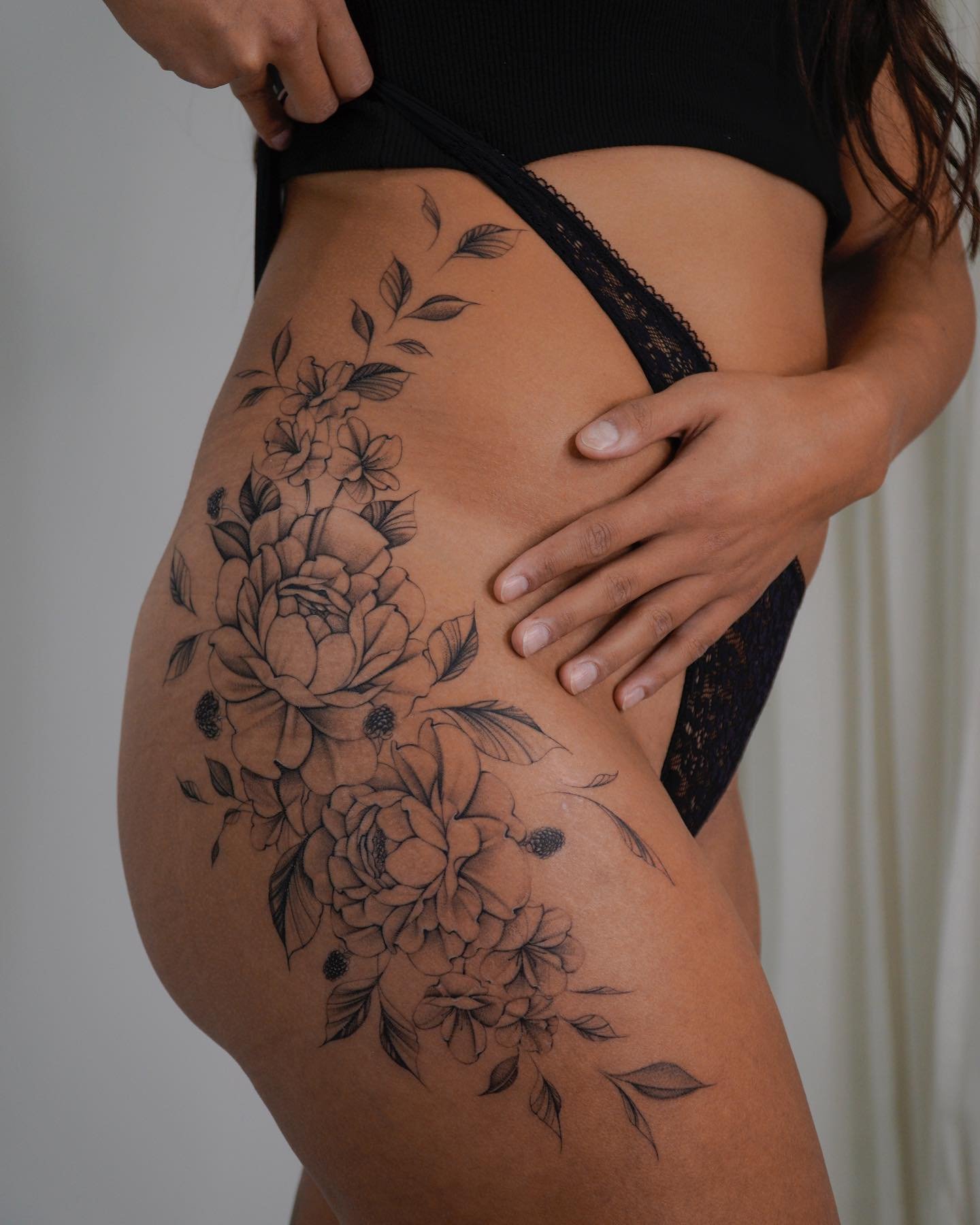 Tatuaje de flor en costilla, línea fina Sinkply Madrid