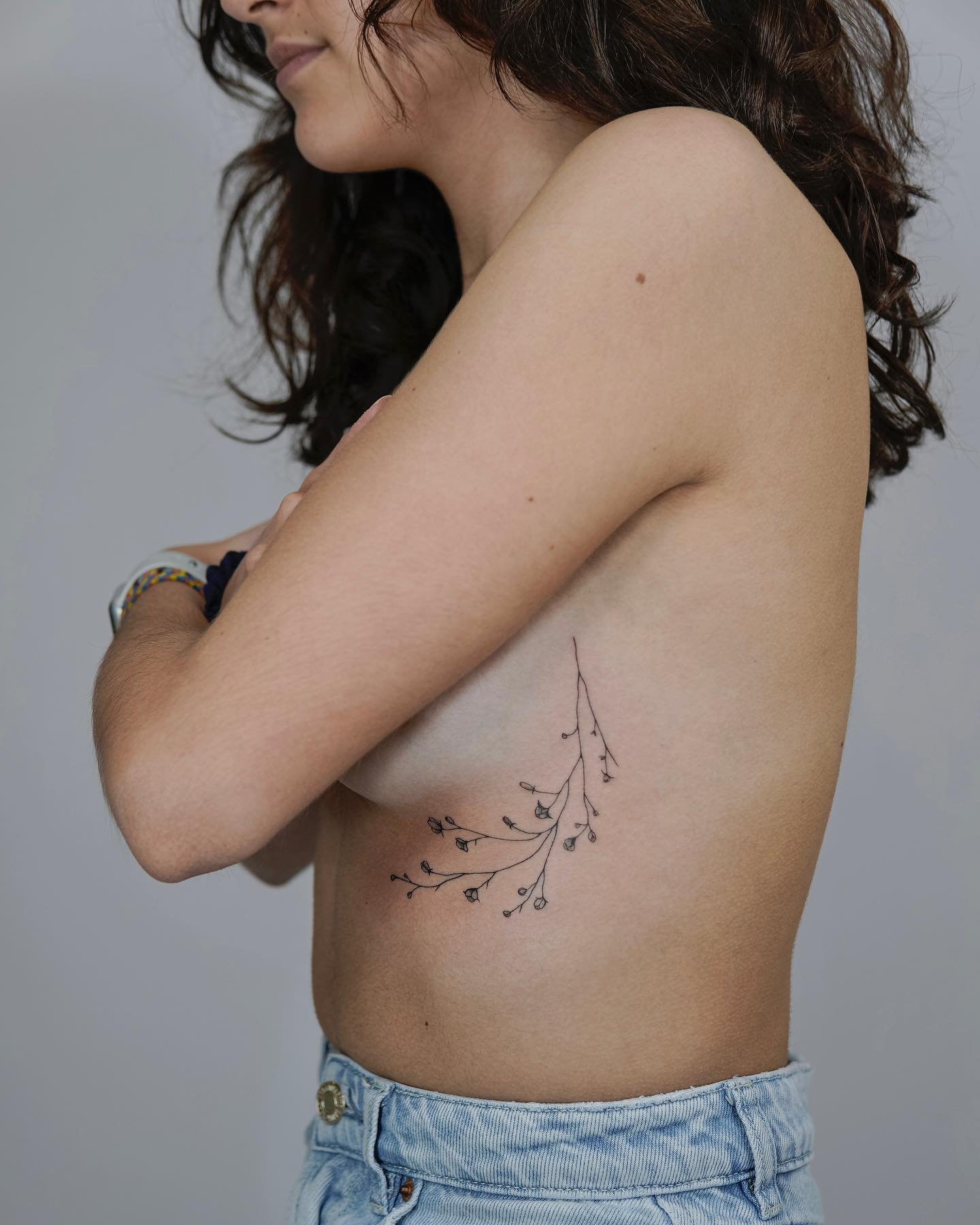 Tatuaje de flor en costilla, línea fina Sinkply Madrid