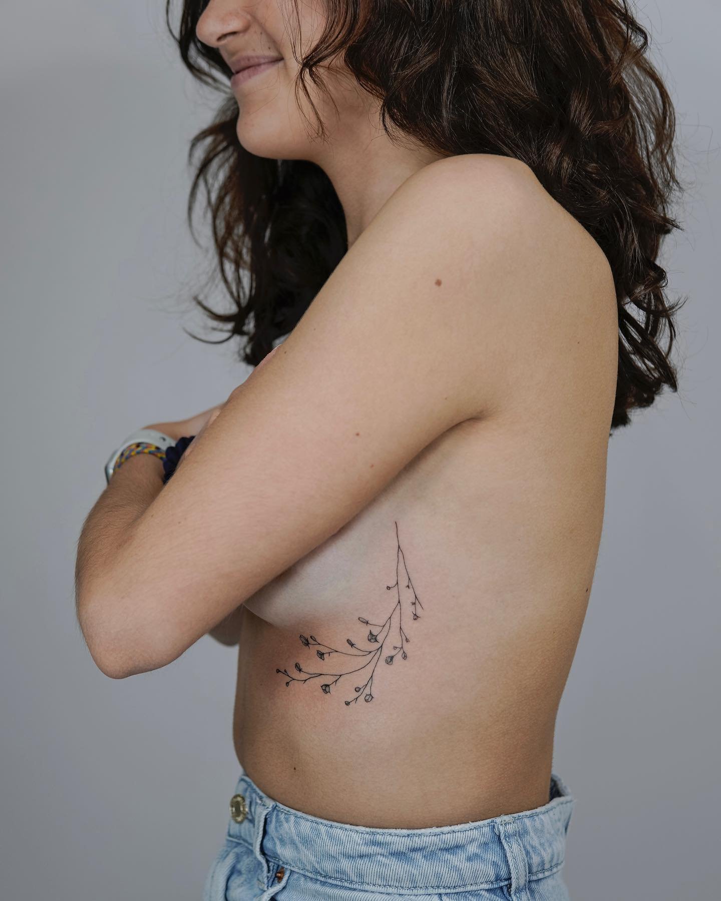 Tatuaje de flor en costilla, línea fina Sinkply Madrid