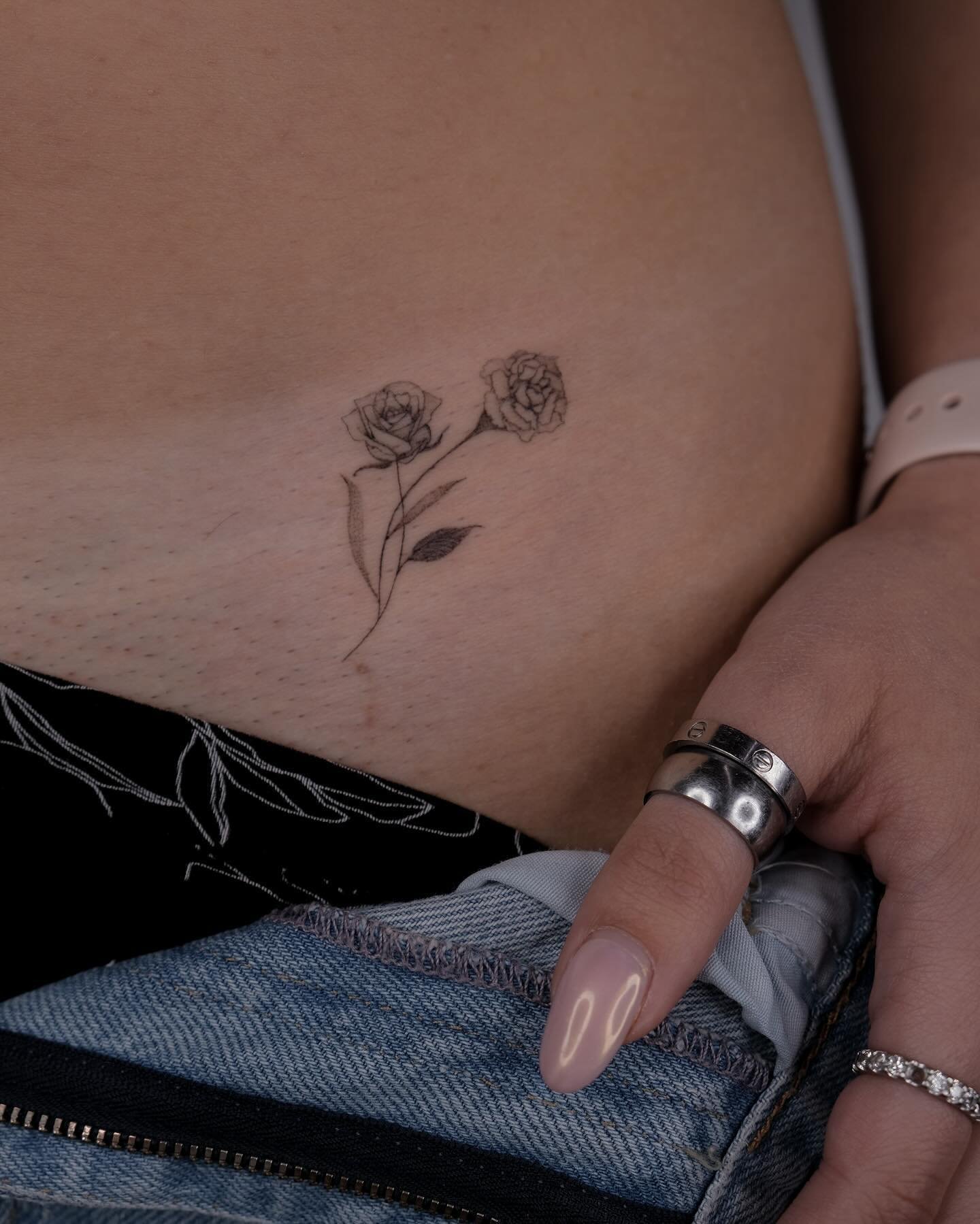 Tatuaje de flor en costilla, línea fina Sinkply Madrid