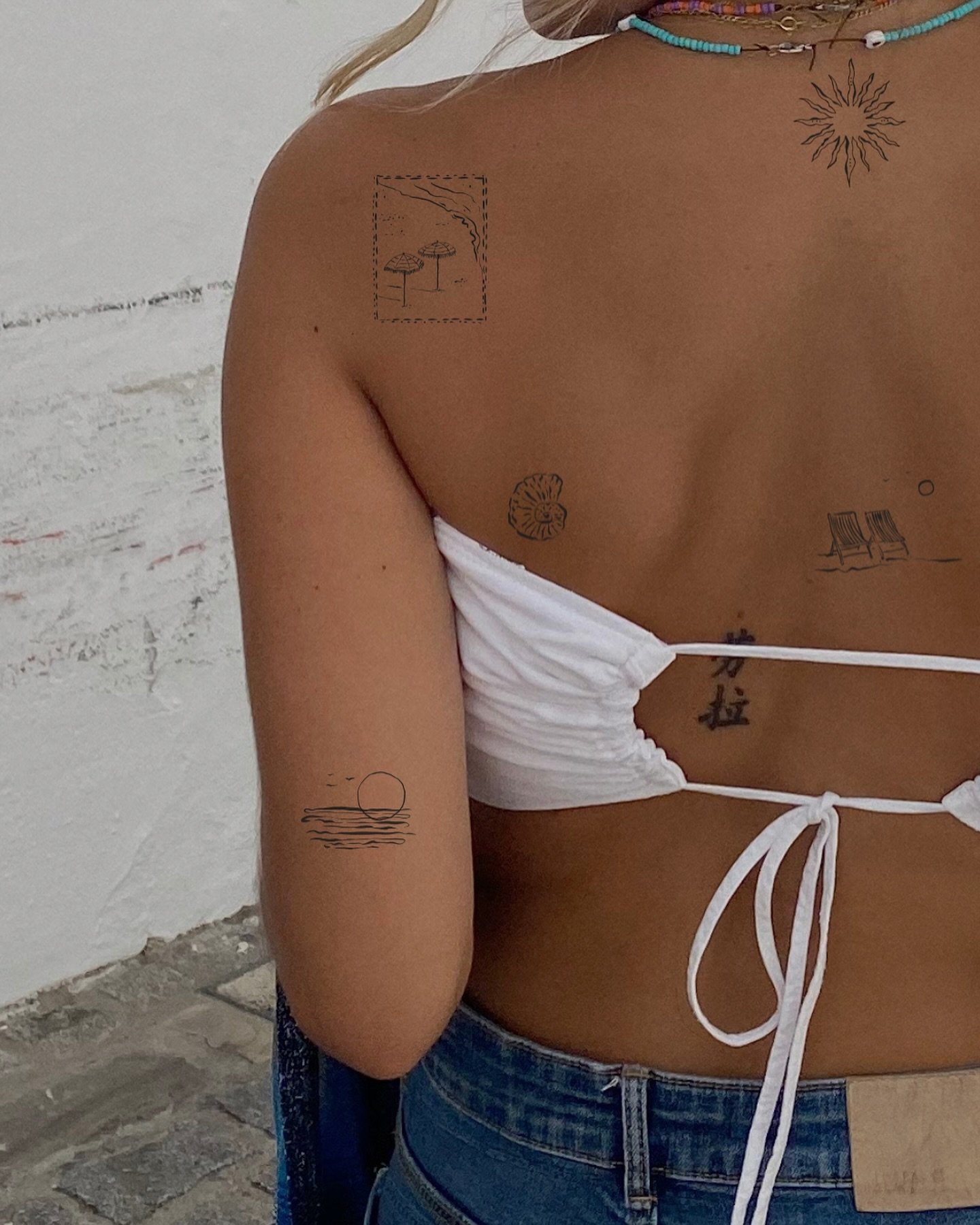 Tatuaje de flor en costilla, línea fina Sinkply Madrid