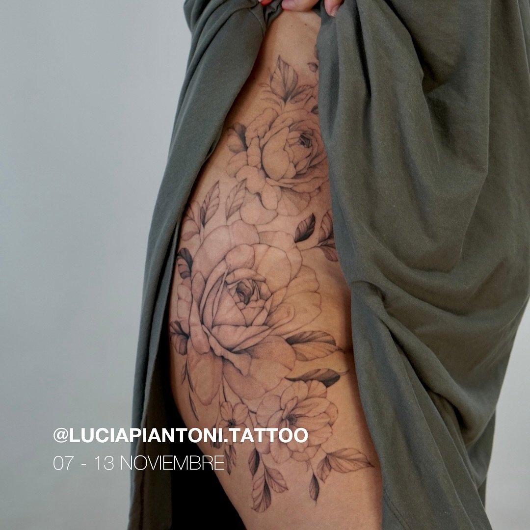 Tatuaje de flor en costilla, línea fina Sinkply Madrid