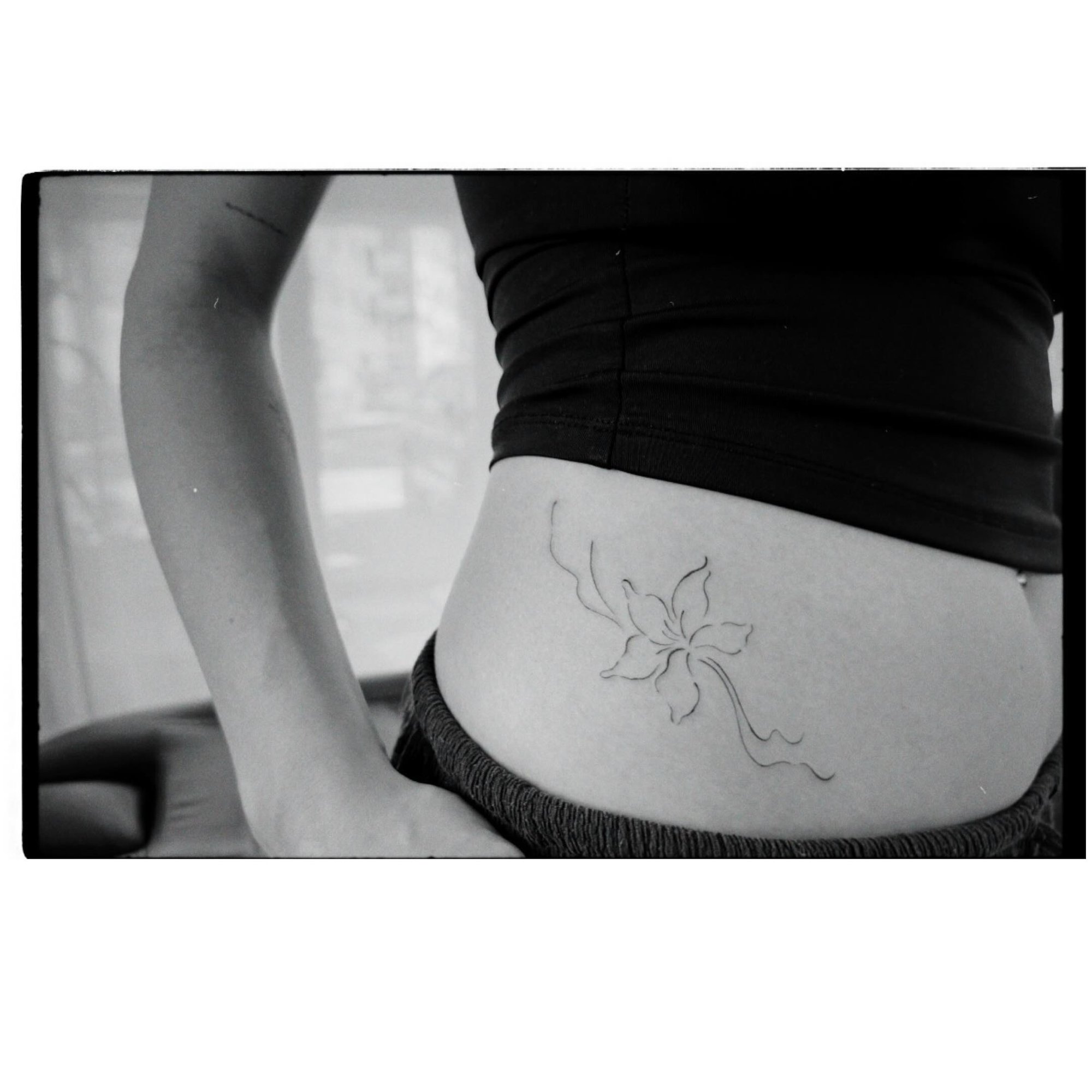 Tatuaje de flor en costilla, línea fina Sinkply Madrid