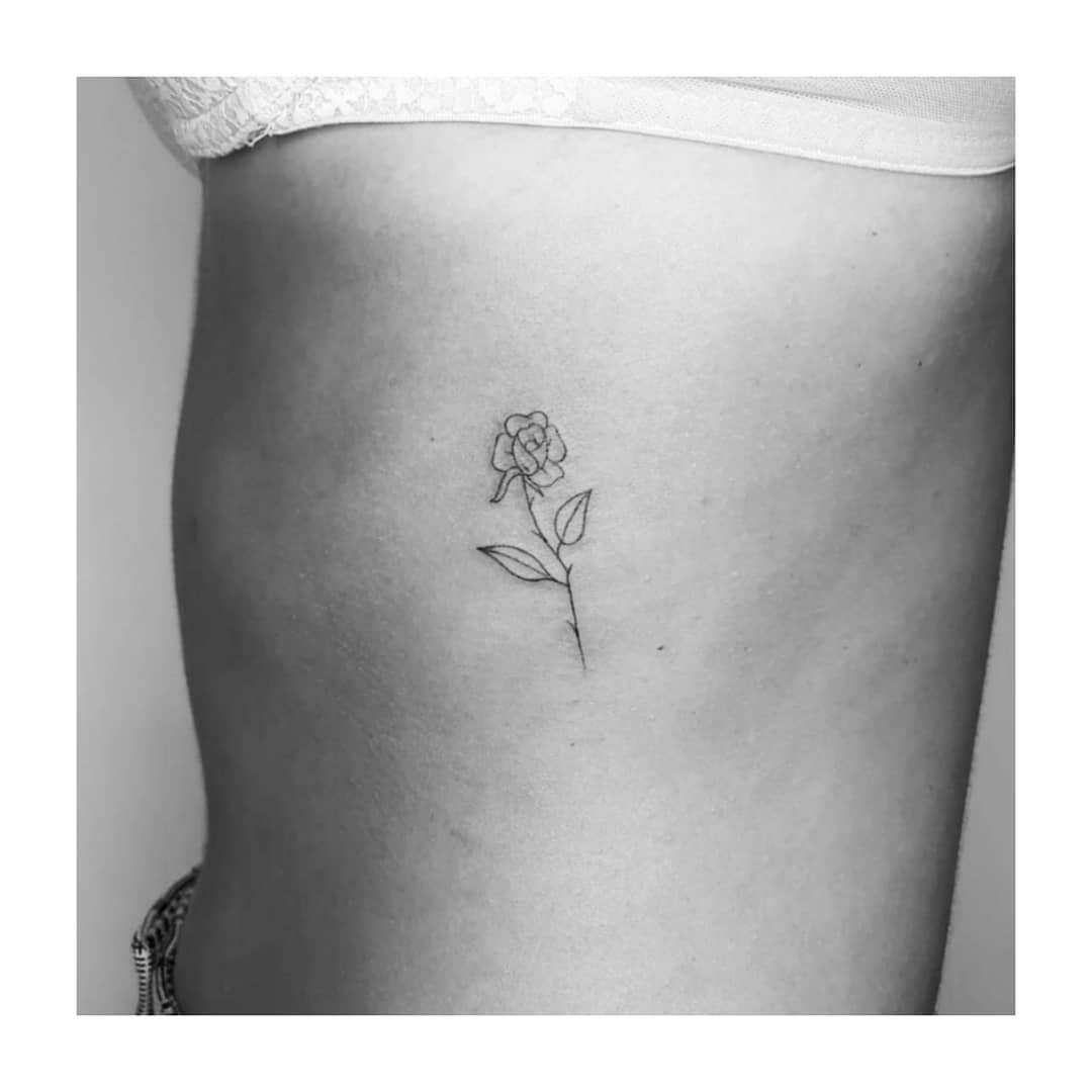 Tatuaje de flor en costilla, línea fina Sinkply Madrid