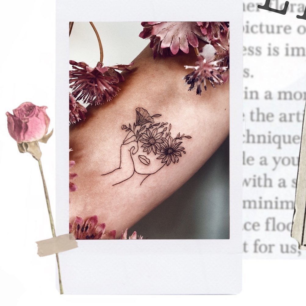 Tatuaje de flor en costilla, línea fina Sinkply Madrid