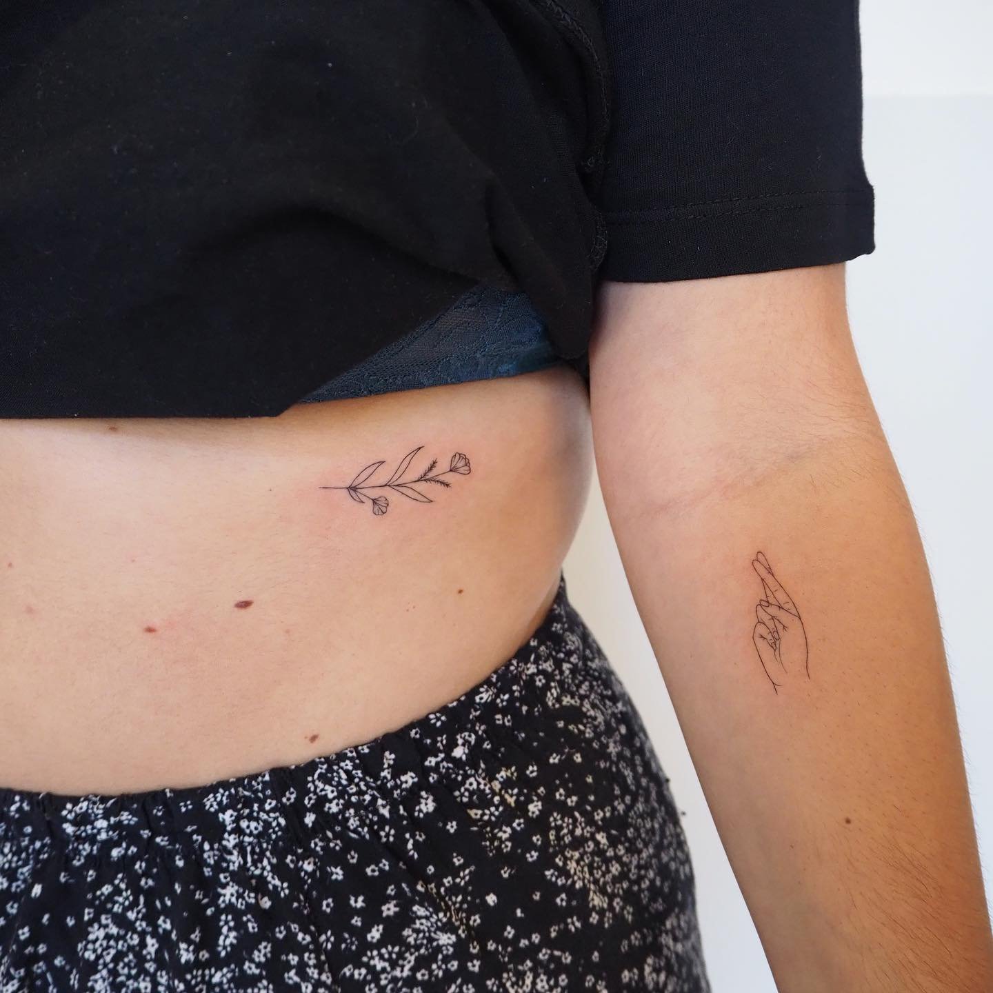 Tatuaje de flor en costilla, línea fina Sinkply Madrid