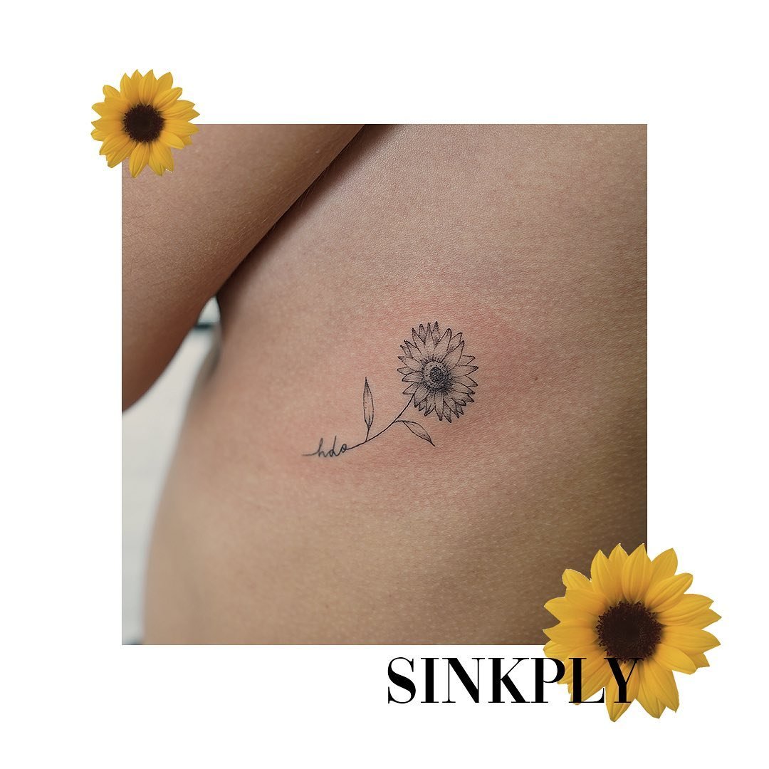 Tatuaje de flor en costilla, línea fina Sinkply Madrid