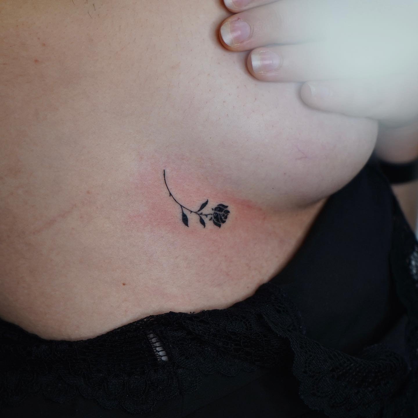 Tatuaje de flor en costilla, línea fina Sinkply Madrid