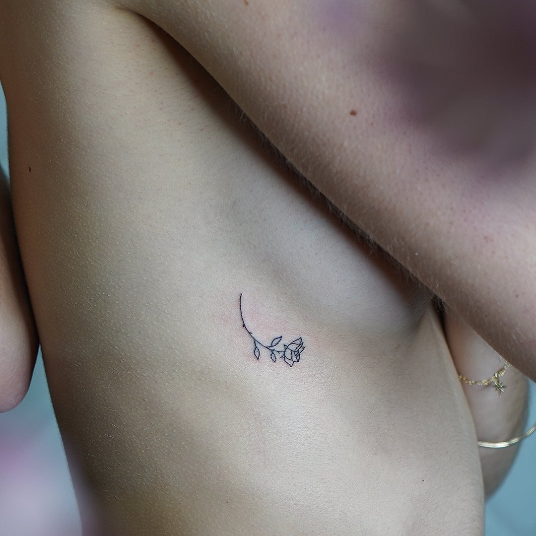 Tatuaje de flor en costilla, línea fina Sinkply Madrid