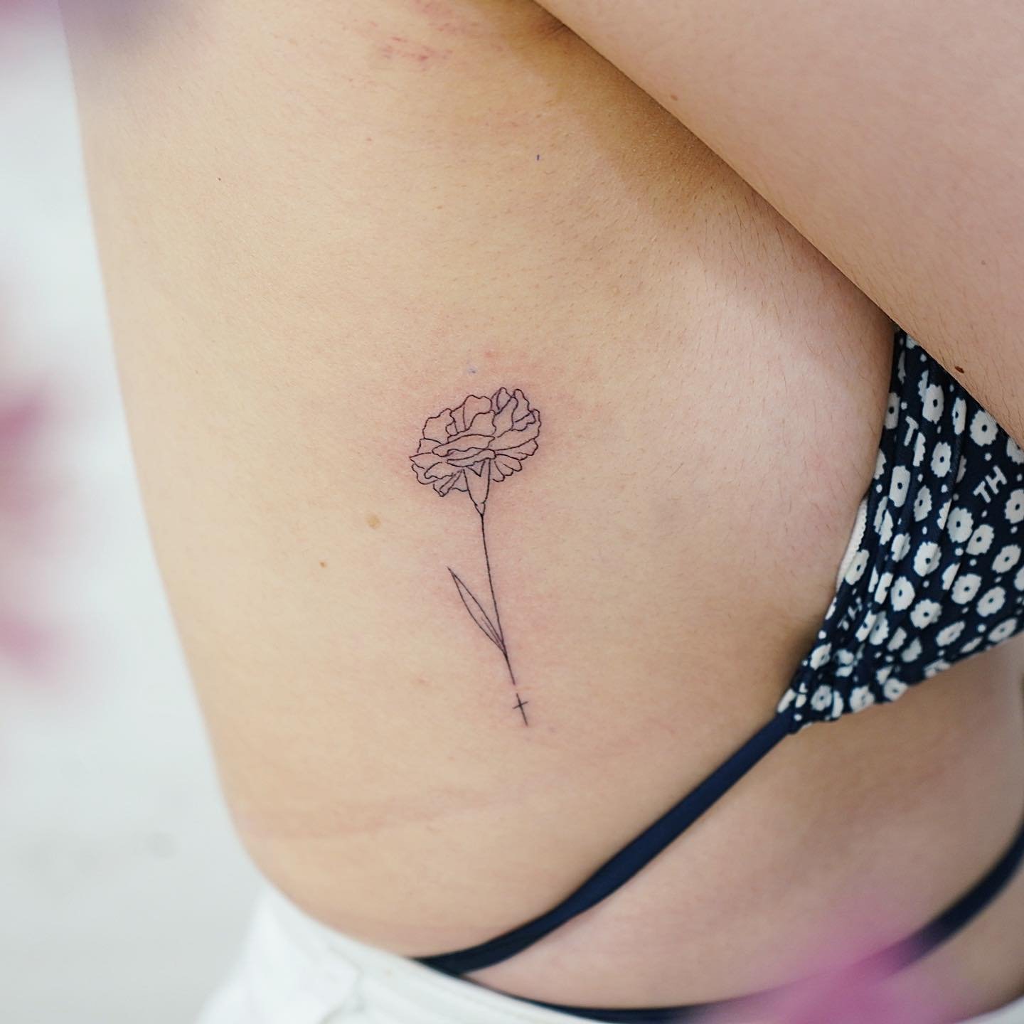 Tatuaje de flor en costilla, línea fina Sinkply Madrid