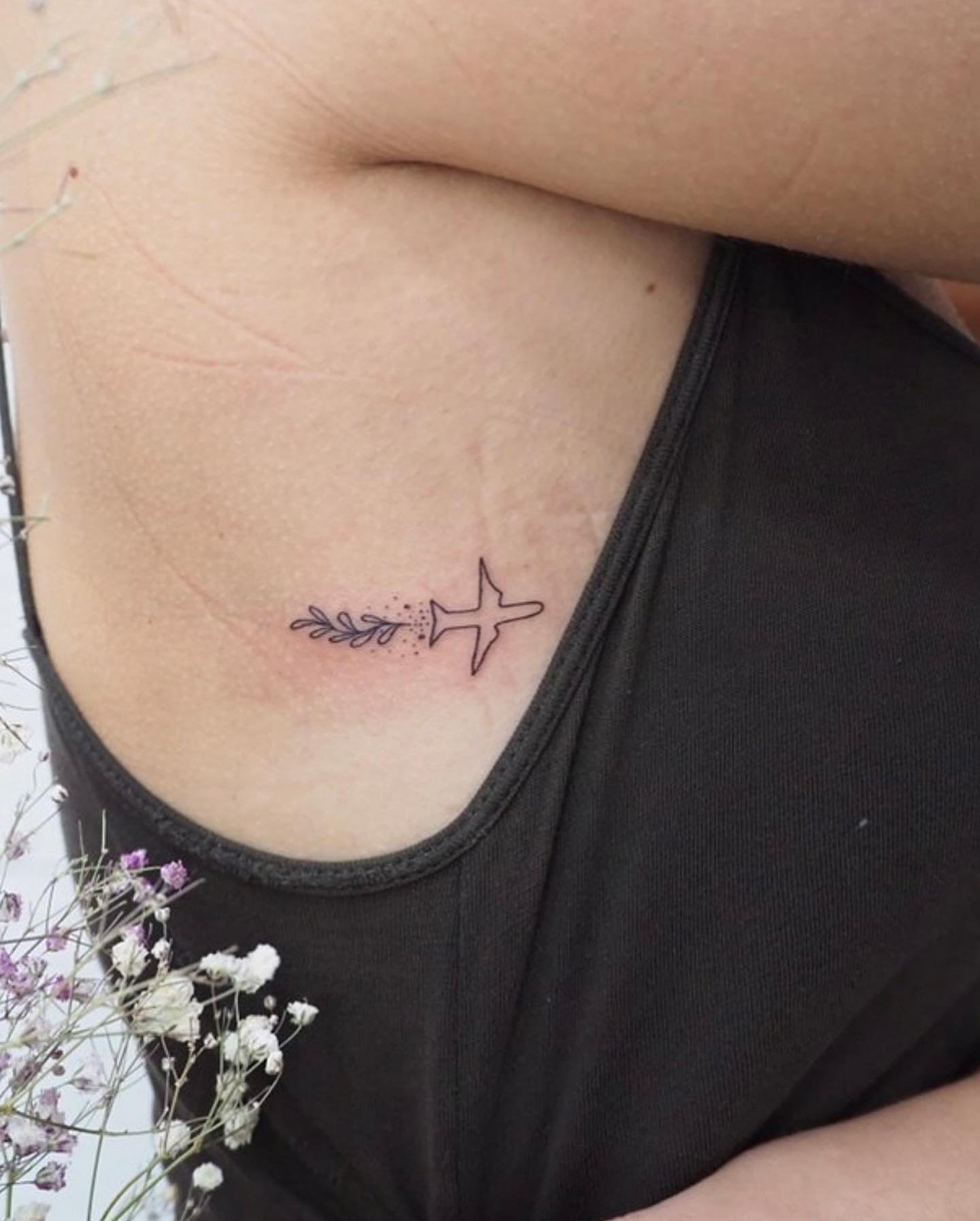 Tatuaje de flor en costilla, línea fina Sinkply Madrid