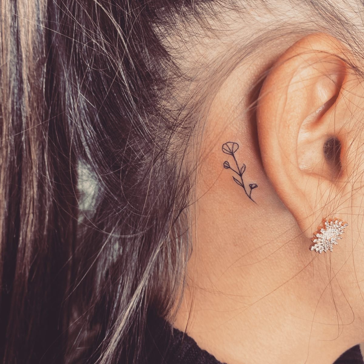Tatuaje de flor en cuello, línea fina Sinkply Madrid