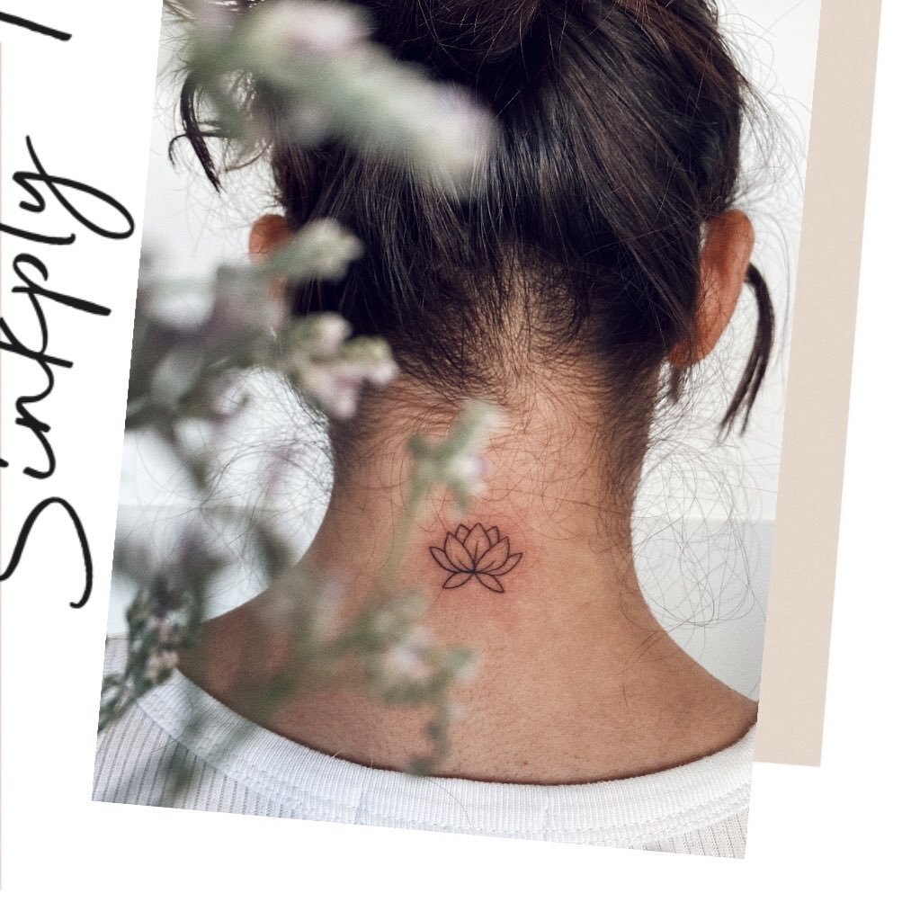 Tatuaje de flor en cuello, línea fina Sinkply Madrid