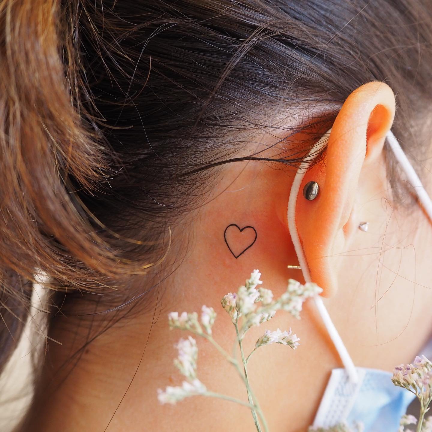 Tatuaje de flor en cuello, línea fina Sinkply Madrid