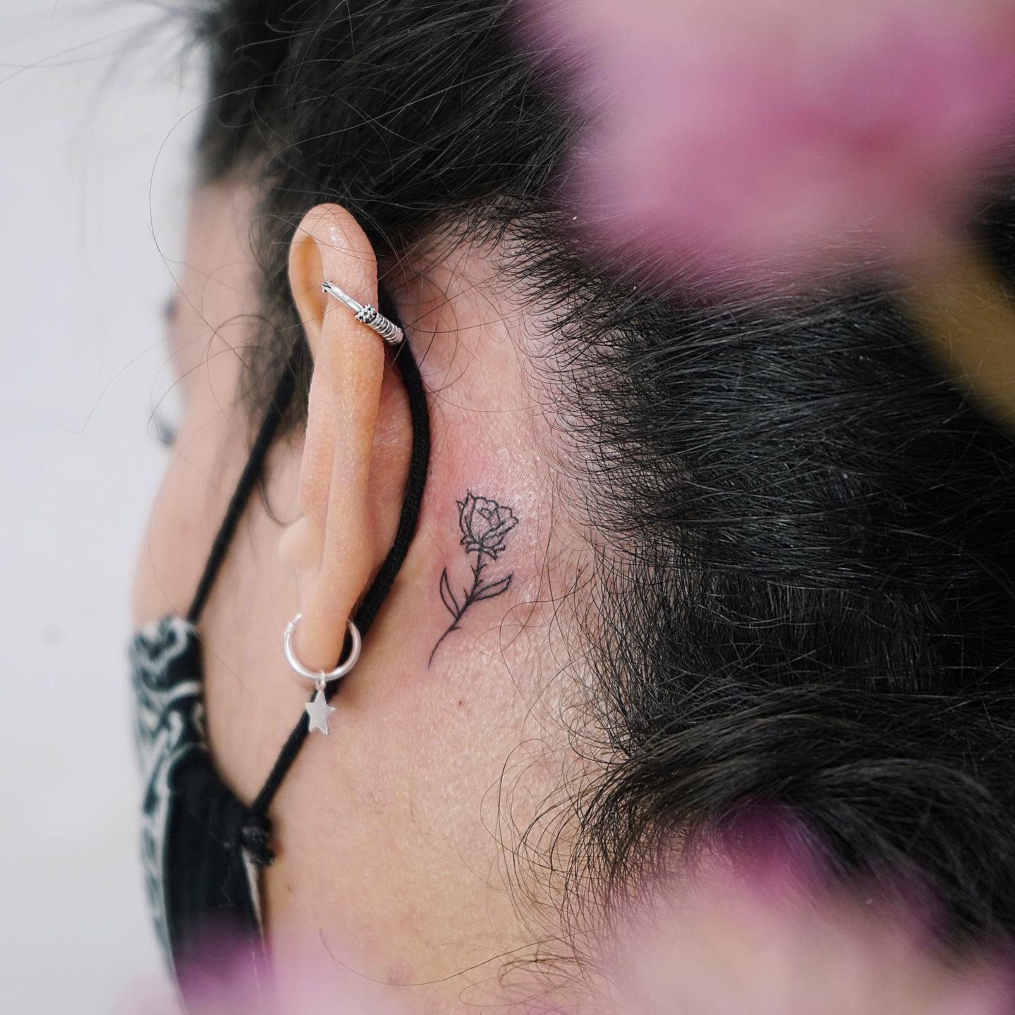 Tatuaje de flor en cuello, línea fina Sinkply Madrid