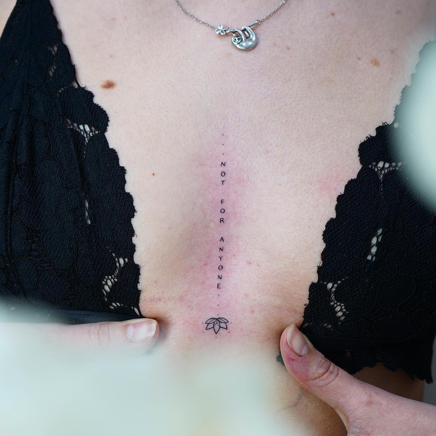 Tatuaje de flor en cuello, línea fina Sinkply Madrid