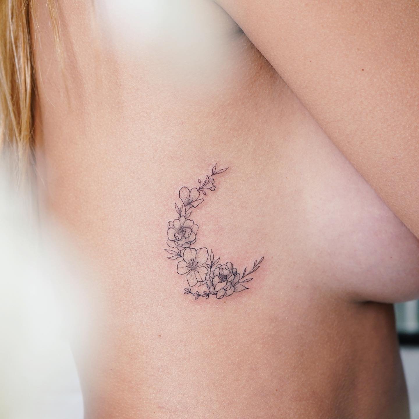 Tatuaje de flor en cuello, línea fina Sinkply Madrid
