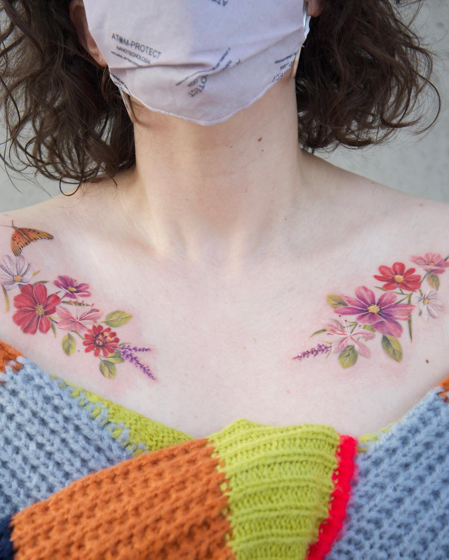 Tatuaje de flor en cuello, línea fina Sinkply Madrid