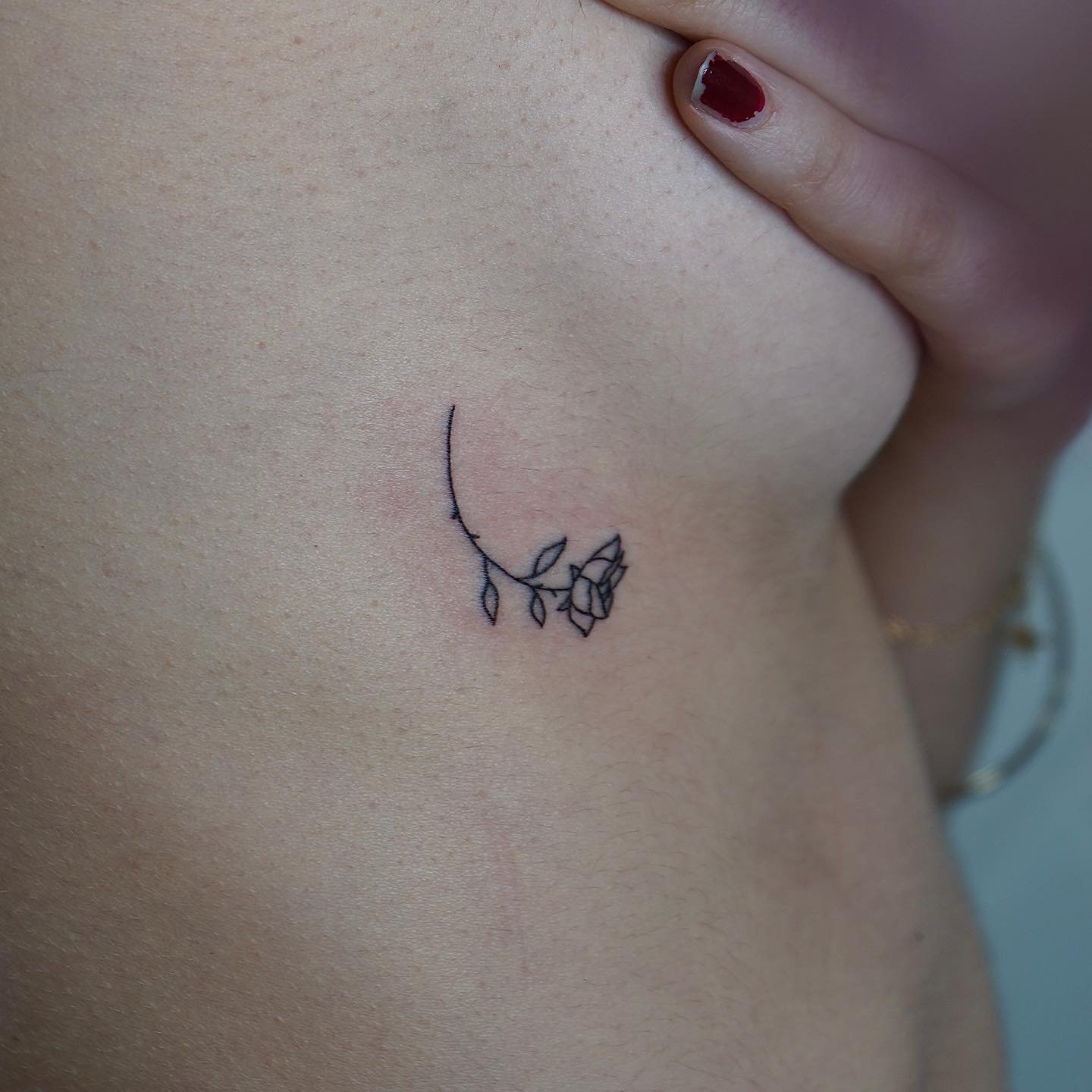 Tatuaje de flor en cuello, línea fina Sinkply Madrid